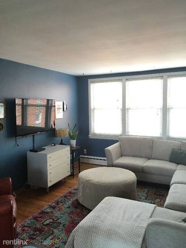 Main picture of 2406 W Farragut Ave