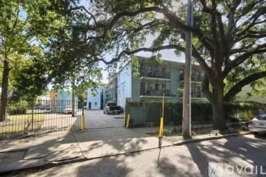 Main picture of Oak Tree Apartments