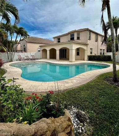 Main picture of 15632 NW 24th St