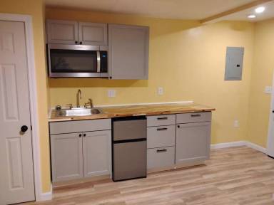 Main picture of 889 Elm St