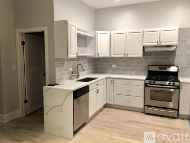 Main picture of 2934 W Warren Blvd