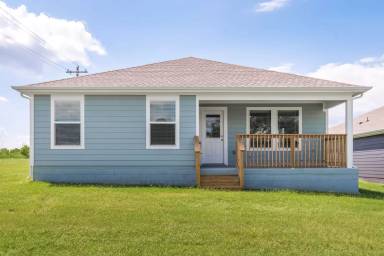Main picture of 100 NW Granny Smith St