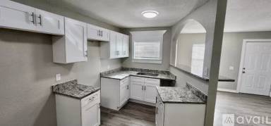 Main picture of 115 W 10th St