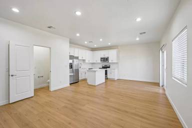 Main picture of 6618 S Harney St