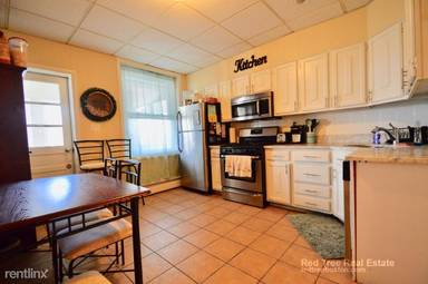 Main picture of 121 Cottage St
