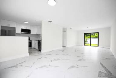 Main picture of 100 SW 7th St