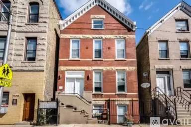 Main picture of 1418 W Blackhawk St