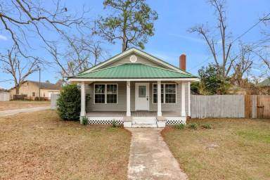Main picture of 648 W Plum St