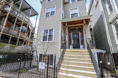 Main picture of 3212 N Kenmore Ave