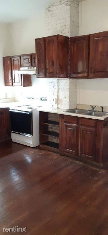 Main picture of 1 Oak St