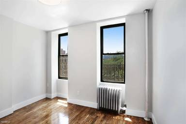 Main picture of 139 E 110th St