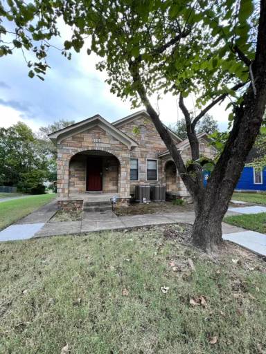 Main picture of 1101 College St