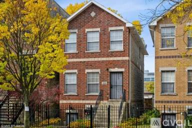 Main picture of 3524 S Prairie Ave