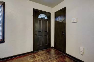 Main picture of 106 E 12th St
