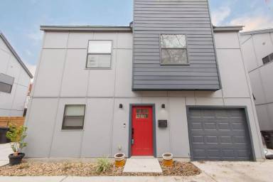 Main picture of 734 Essex St