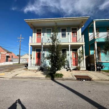 Main picture of 1387 Saint Anthony St