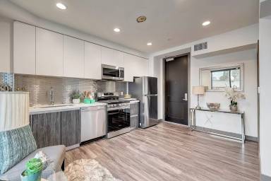 Main picture of 641 N Hobart Blvd