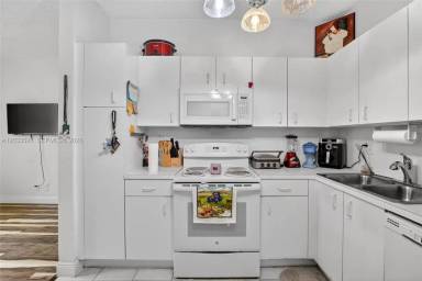 Main picture of 16853 SW 1st St