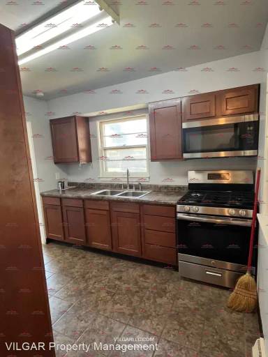 Main picture of 930 W 21st Ave