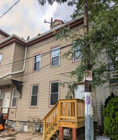 Main picture of 908 Middle St