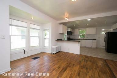 Main picture of 210 W Washington St