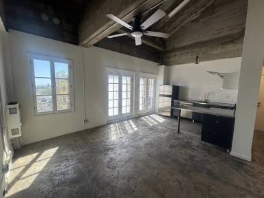 Main picture of 4649 Beverly Blvd