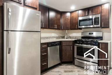 Main picture of 1614 W Roscoe St