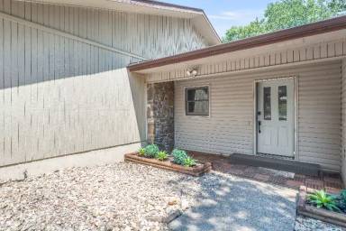 Main picture of 4 Gretchen Ln