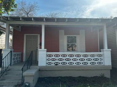 Main picture of 915 W Victory Dr