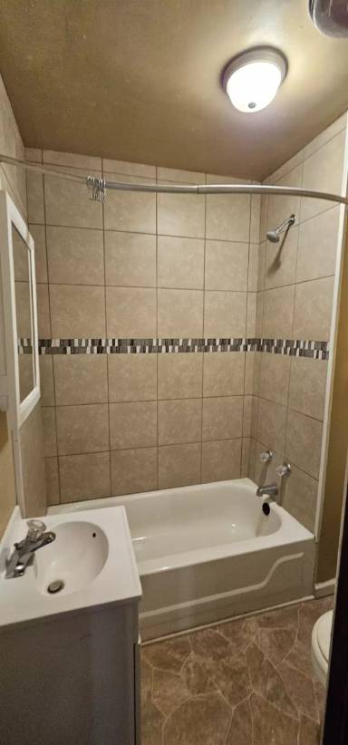 Main picture of 110 1/2 E Jefferson St