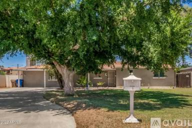 Main picture of 1826 W Orangewood Ave