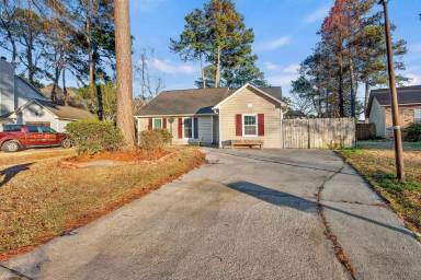 Main picture of 112 Pipestone Dr