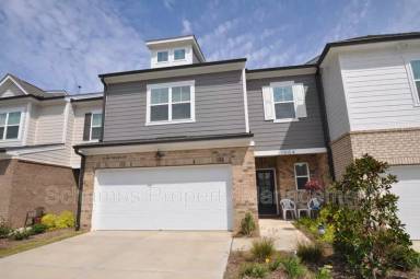 Main picture of 1004 Pyrenees Way