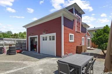 Main picture of 1143 Main St