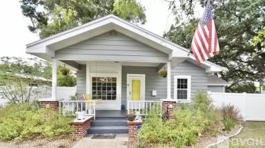 Main picture of 905 E Hanna Ave