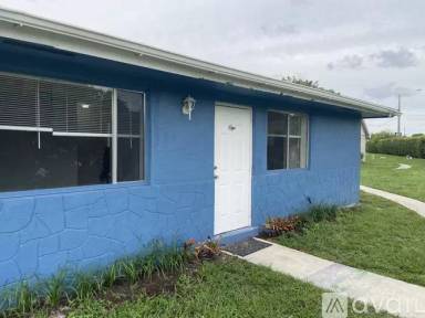 Main picture of 828 E Tiffany Dr