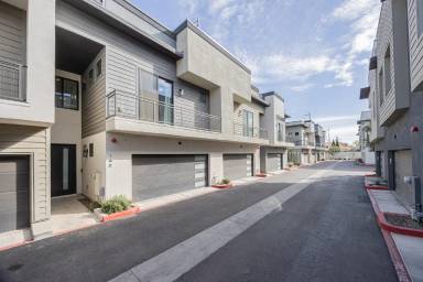 Main picture of 142 E Hearne Way