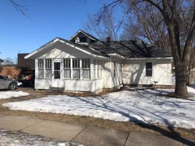 Main picture of 301 E Division St