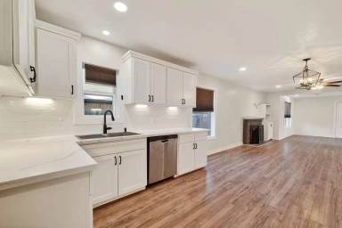 Main picture of 4520 Sharon St