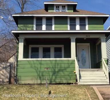Main picture of 921 E 8th St
