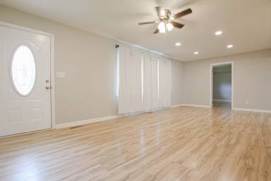 Main picture of 219 Hallbrook Dr