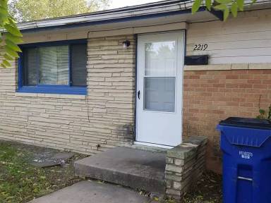 Main picture of 2219 S Water St