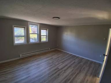 Main picture of 67 Railroad St