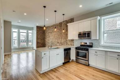 Main picture of 965 W 18th St