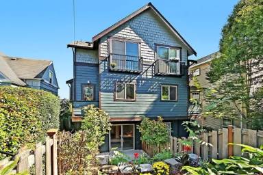 Main picture of 216 24th Ave E