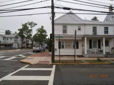 Main picture of 18 W Burlington St