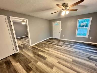 Main picture of 303 E 6th St