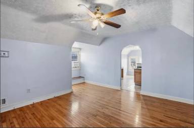 Main picture of 301 W 10th St