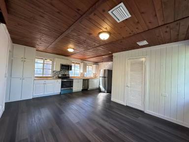 Main picture of 932 S Lakeshore Blvd