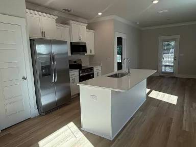 Main picture of 676 Overland Dr